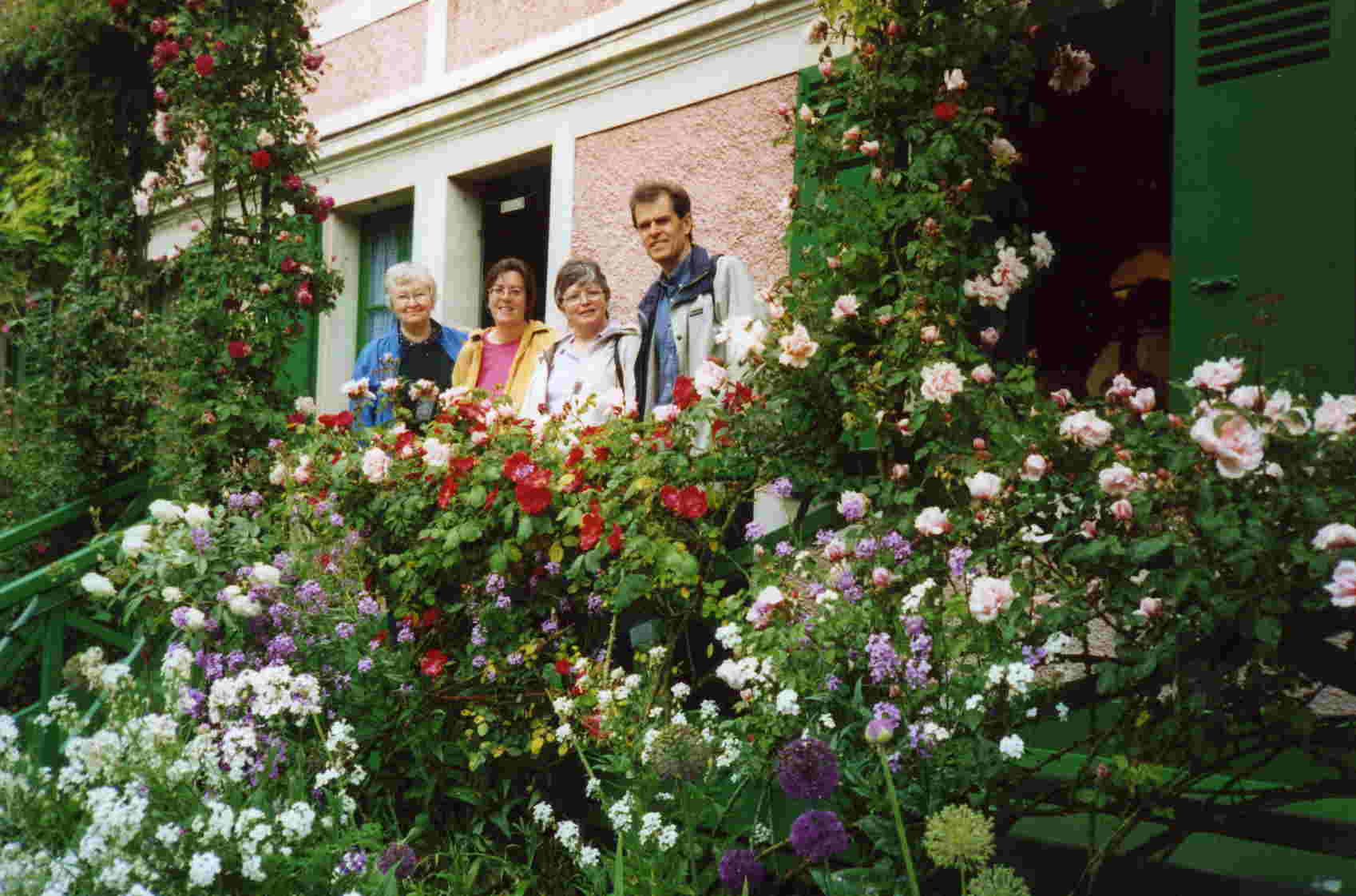 Musicians in 'plain' clothes enjoying Monet's garden